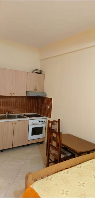 GARSIONERE 25000 LEKE.RRUGA 5 MAJI,SHKOLLA TIRANA JONE.
