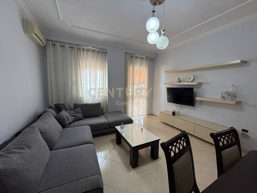 5 MAJI, APARTAMENT 2+1 PER QIRA