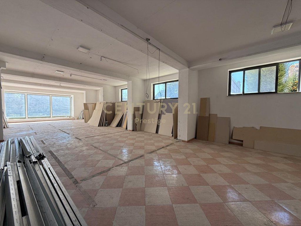 AMBIENT KOMERCIAL ME QIRA, PRANE MINISTRISE SE JASHTME, TIRANE!