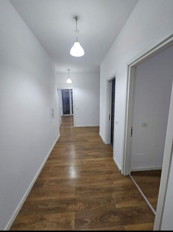 Jepet me qera zyre tek Komuna e Parisit , Kika 2