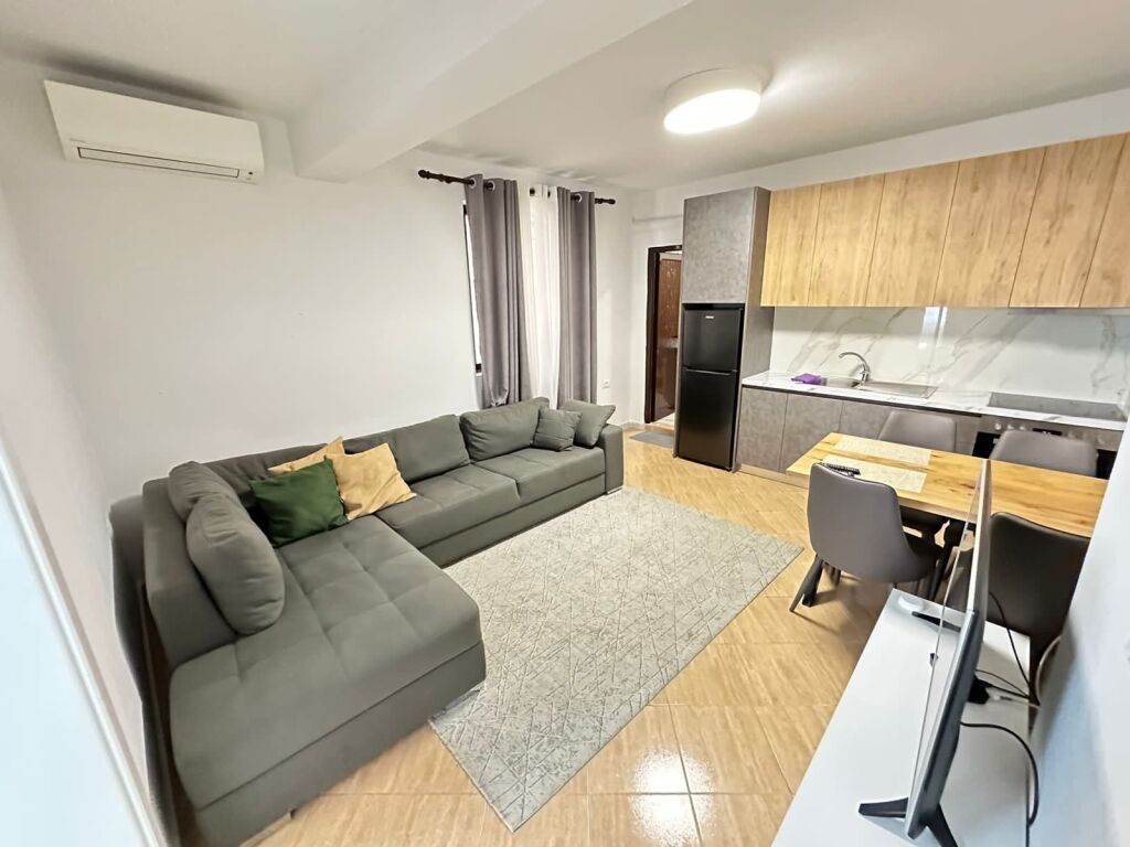 Qera , Apartament 1+1  Pjese vile kati 1  Cmimi 40000 leke  Tek jordan Misja
