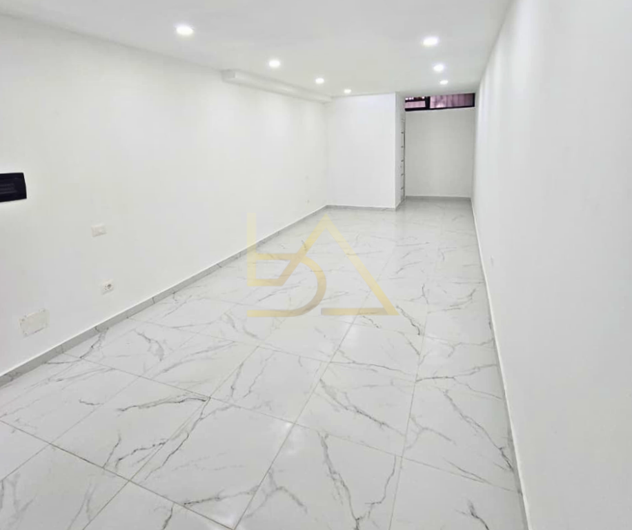 Locale Commerciale in Affitto – Via Viktor Eftemiu, Tirana
