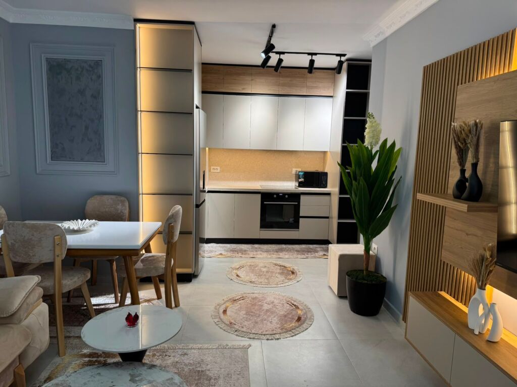 🏡 Jepet me qira apartament 1+1  📍 Kompleksi Tom Doshi, Shkozë, Tiranë 📐 Sipërfaqe: 60 m² 🏢 Kati 4 (pa ashensor)  .  💰 Çmimi: 400 €/muaj