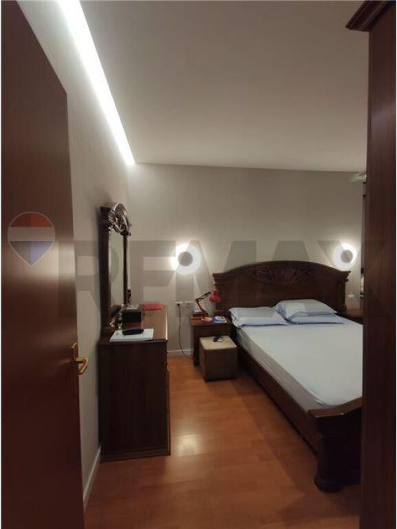 Jepet me qira apartament (1+1) Kristal Center