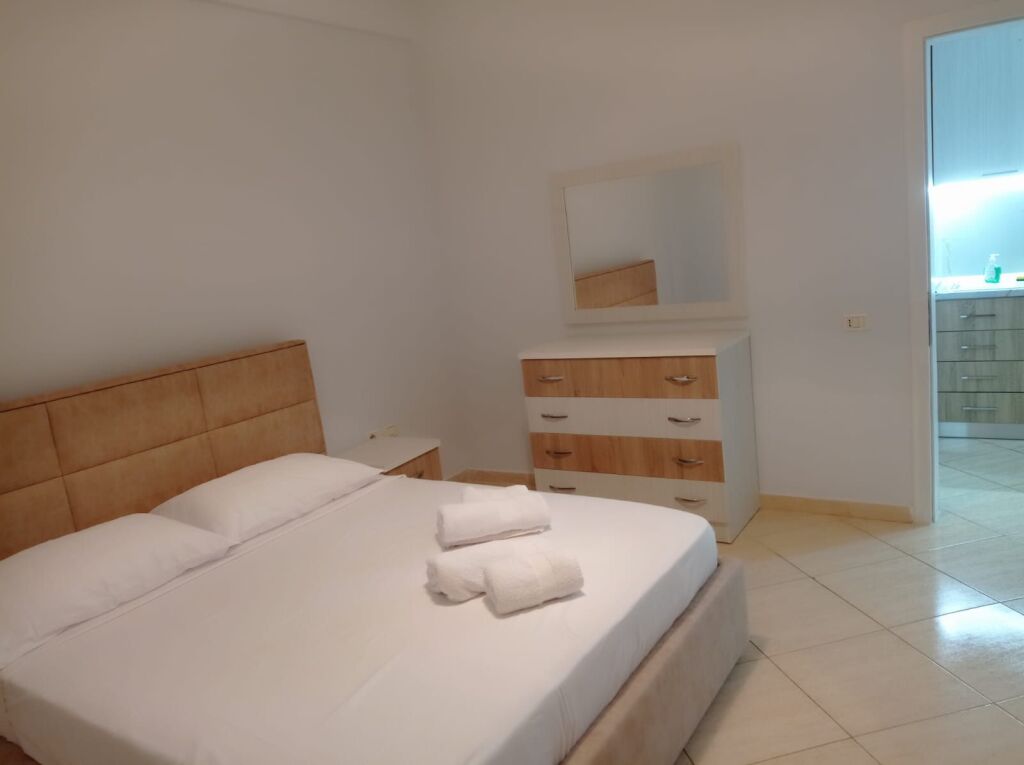 🏢Porcelan,pak minuta larg Universitetit Europian te Tirane  jepet me qera apartament 2+1,i mobiluar.52,000Leke - View 3