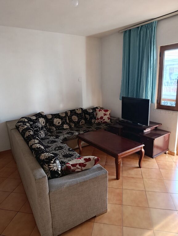 Affitto | Shtëpi private 1 + 1 | Rruga Njazi Meka | 350 €/mese