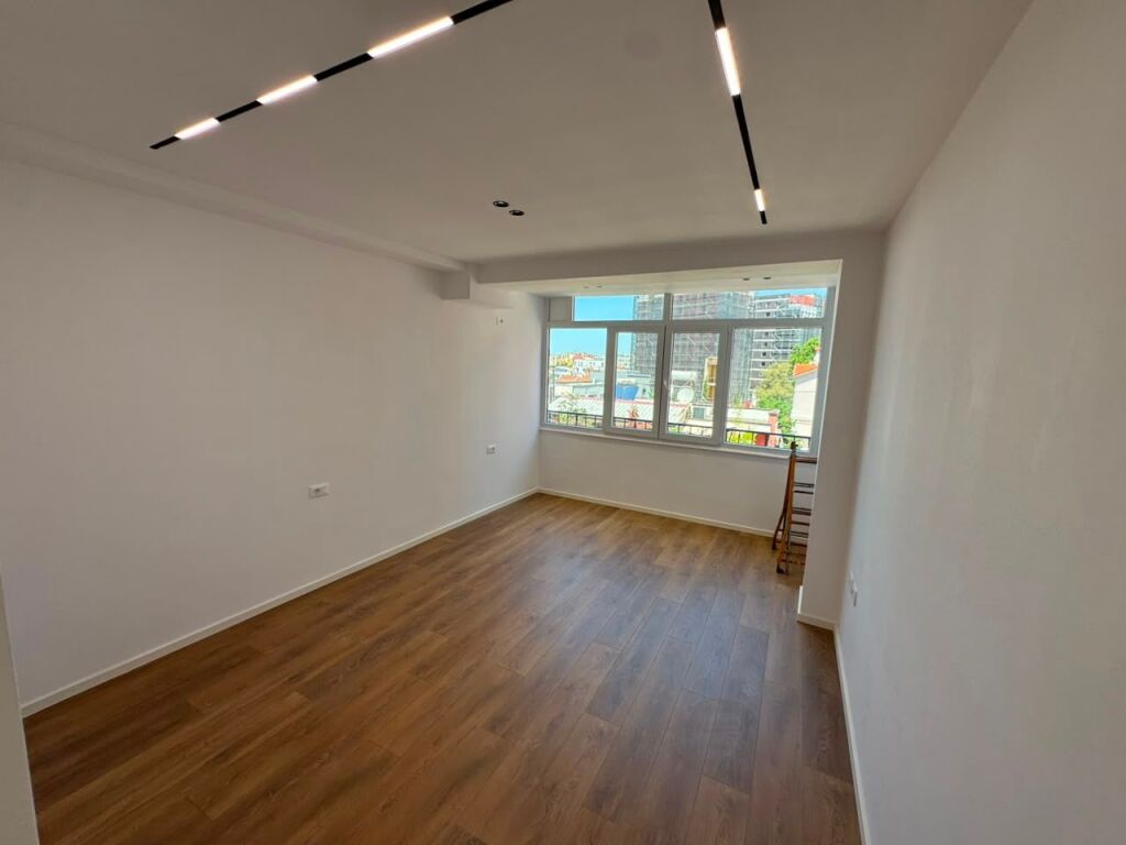 🏡 Shitet Garsoniere  📍 Rr. Muhamet Gjollesha (21 Dhjetori)  🏢 Kati 4, me ashensor.  📐 Sipërfaqe: 30 m² neto  💶 Çmimi: 115,000 €
