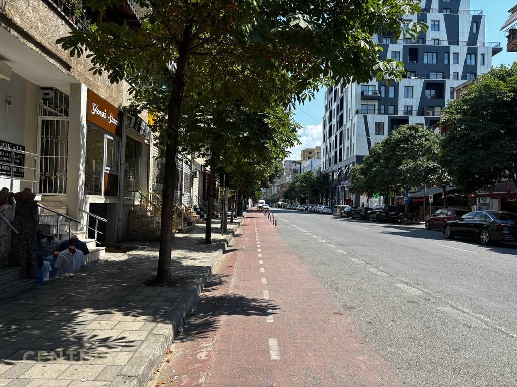 Commercial space for rent 31 m² at Rruga e Barrikadave