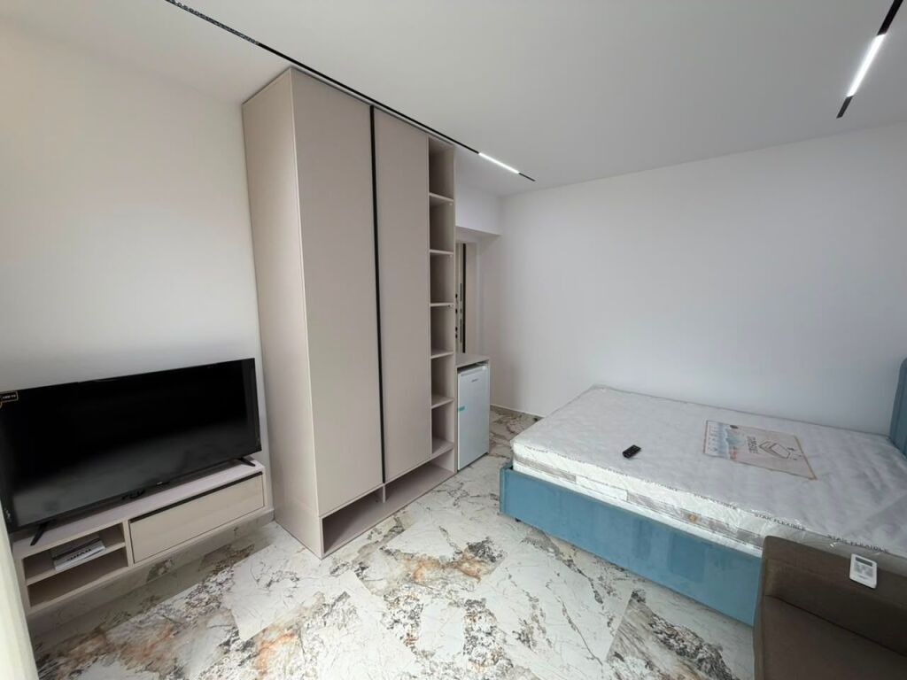 Shiten 2 Garsoniere së bashku – Myslym Shyri  📍 Vendndodhja: Myslym Shyri 🏢 Kati 1, pallat ekzistues ✨ Të sapo investuara 📐 Sipërfaqe totale: 60 m² 💶 Çmimi: 189,000 €