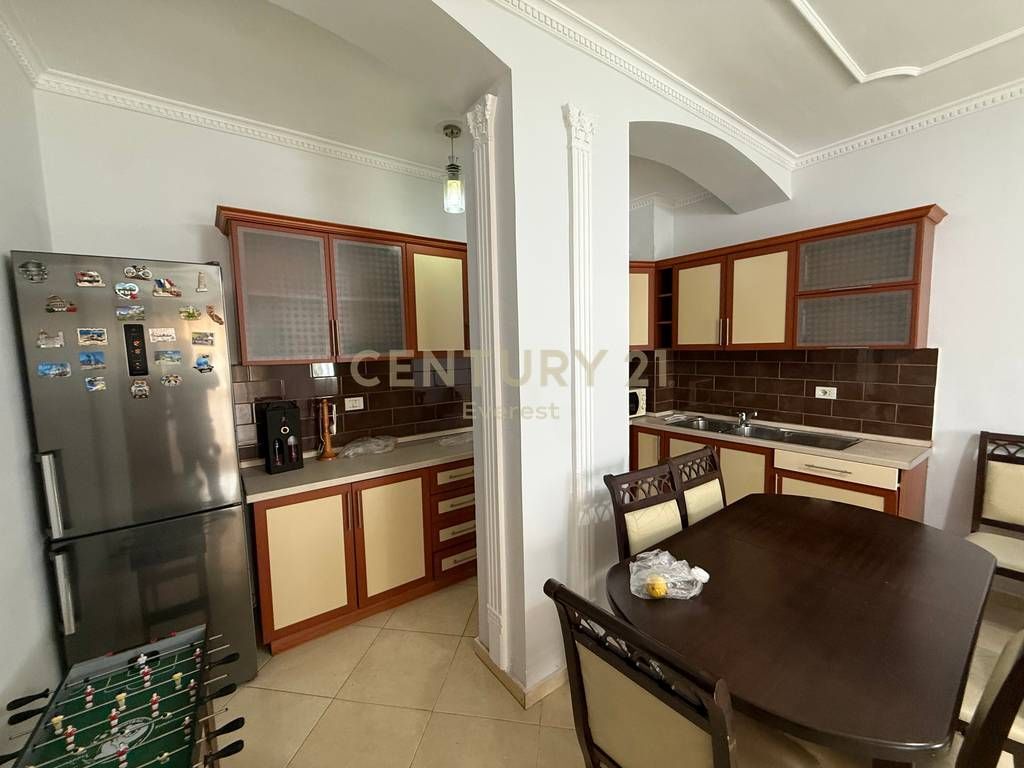 5 MAJI, APARTAMENT 2+1 PER QIRA