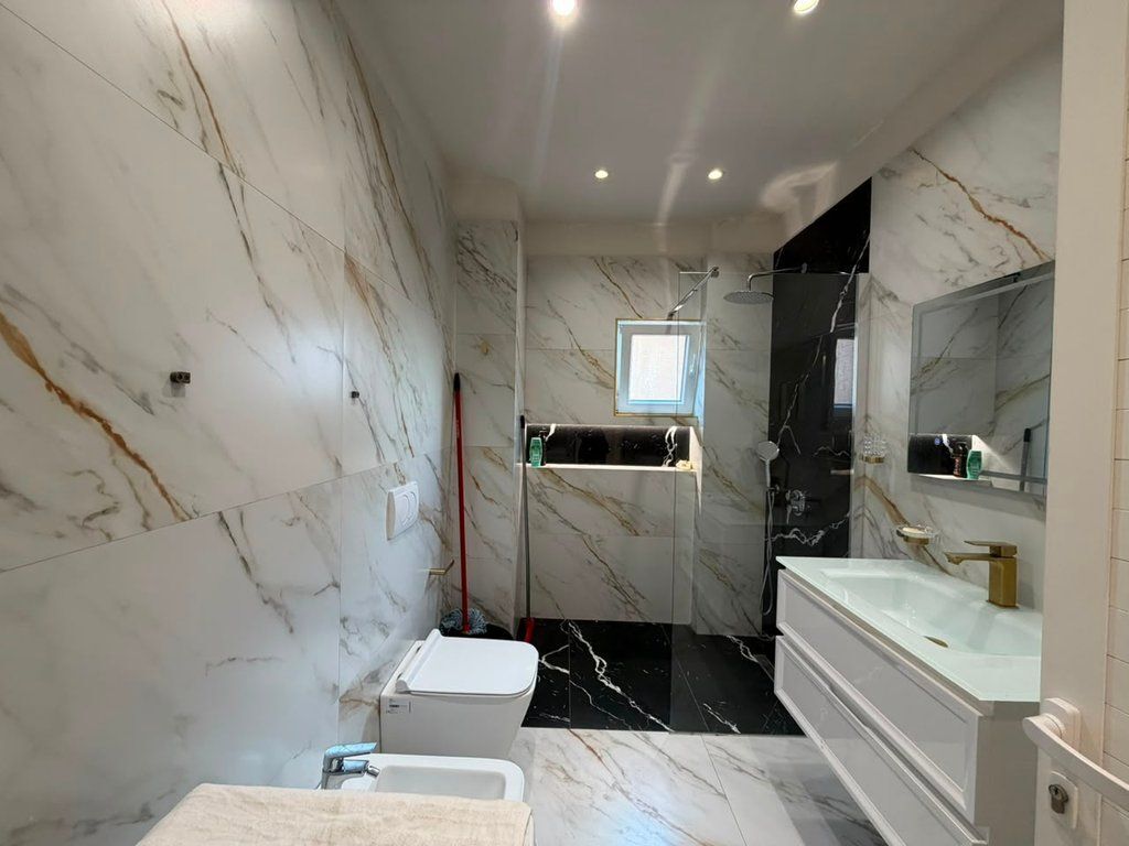 Qera, Apartament 2+1, Pallati me Shigjeta, Tirane 850 €
