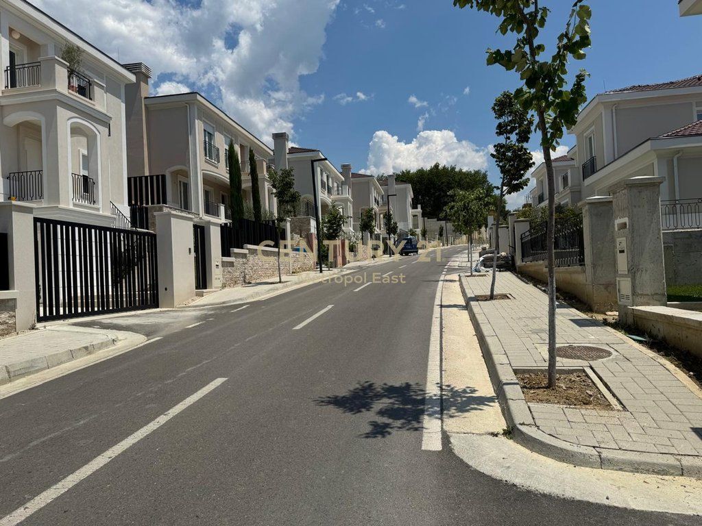 Vilë Luksoze me Pishinë për Qira në Collina Verde – Elegancë, Privatësi dhe Komoditet