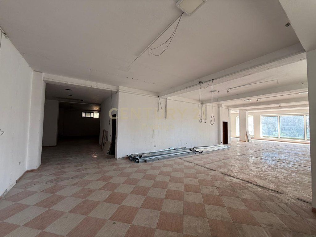 AMBIENT KOMERCIAL ME QIRA, PRANE MINISTRISE SE JASHTME, TIRANE!