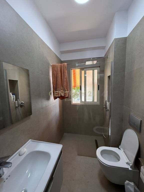 5 MAJI, APARTAMENT 2+1 PER QIRA
