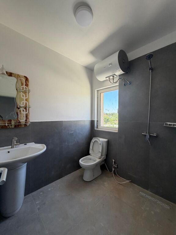 Jepet me qera Vile/ Hotel prapa Casa Italias / Astir
