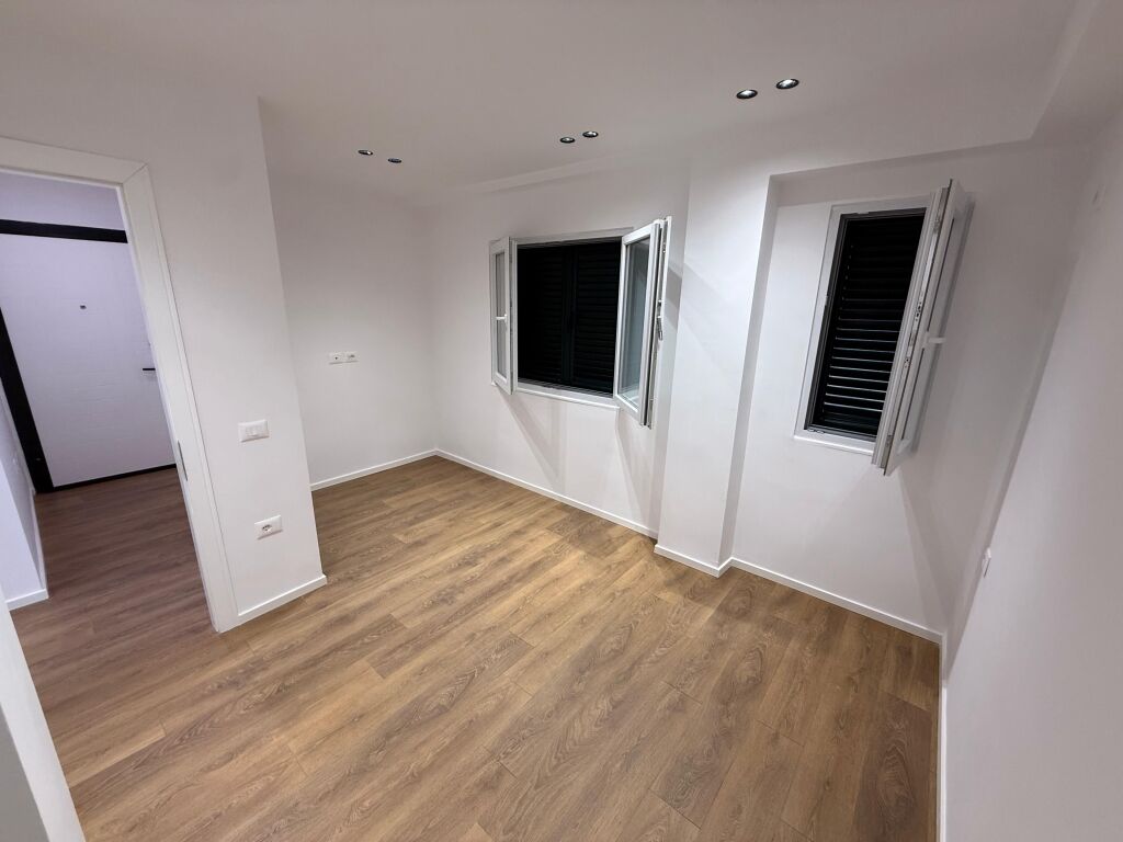 🏡 Shitet Apartament 1+1  📍 Rr. Muhamet Gjollesha (21 Dhjetori)  🏢 Kati 4, me ashensor.  📐 Sipërfaqe: 60 m² neto  💶 Çmimi: 155,000 €