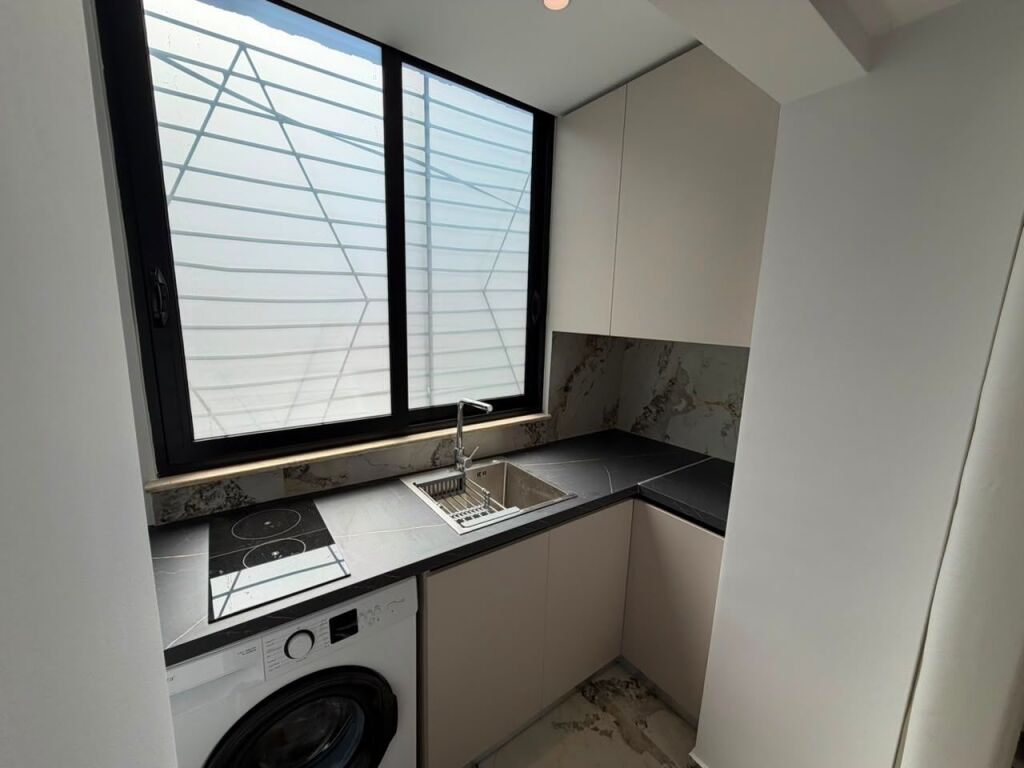 Shiten 2 Garsoniere së bashku – Myslym Shyri  📍 Vendndodhja: Myslym Shyri 🏢 Kati 1, pallat ekzistues ✨ Të sapo investuara 📐 Sipërfaqe totale: 60 m² 💶 Çmimi: 189,000 €