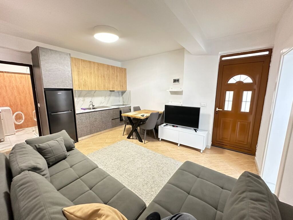 Qera , Apartament 1+1  Pjese vile kati 1  Cmimi 40000 leke  Tek jordan Misja