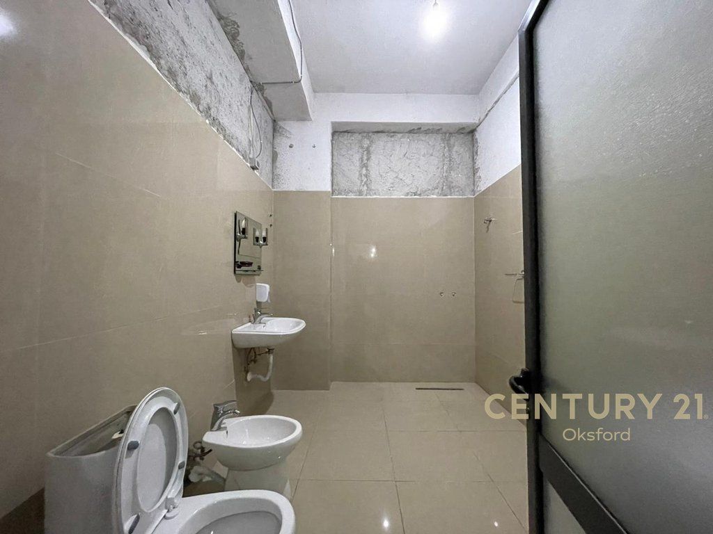 OCCASION, 414M2 PARKING AREA FOR SALE IN FRESK