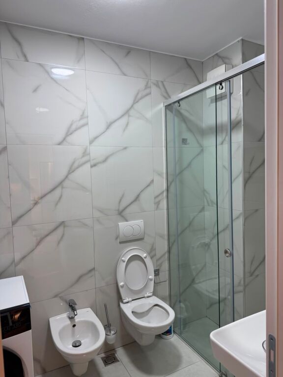 🏡 Jepet me qira apartament 1+1  📍 Kompleksi Tom Doshi, Shkozë, Tiranë 📐 Sipërfaqe: 60 m² 🏢 Kati 4 (pa ashensor)  .  💰 Çmimi: 400 €/muaj