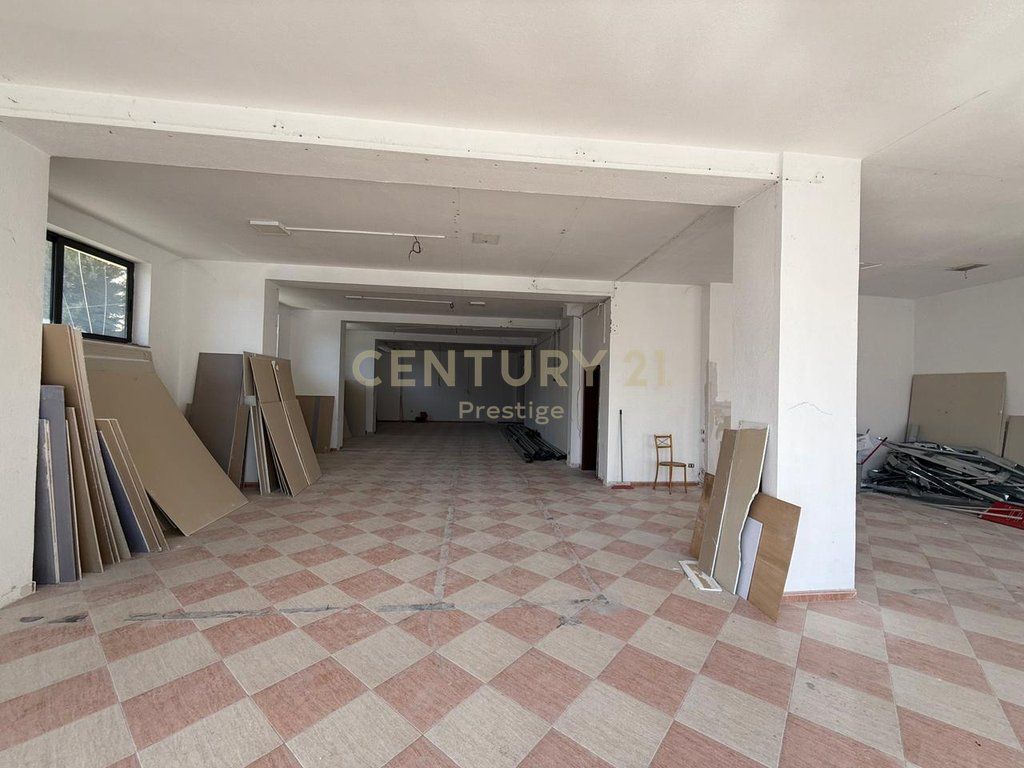 AMBIENT KOMERCIAL ME QIRA, PRANE MINISTRISE SE JASHTME, TIRANE!