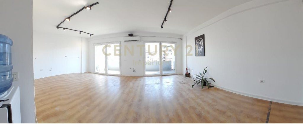 Apartament për Zyra me Qira në Komunën e Parisit – 4 Ambiente Pune! 1,000 € /Muaj