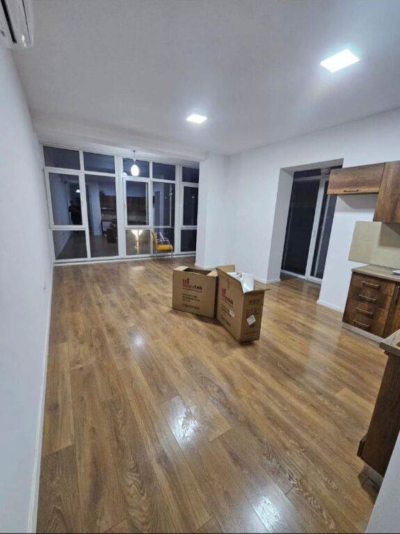 Jepet me qera zyre tek Komuna e Parisit , Kika 2