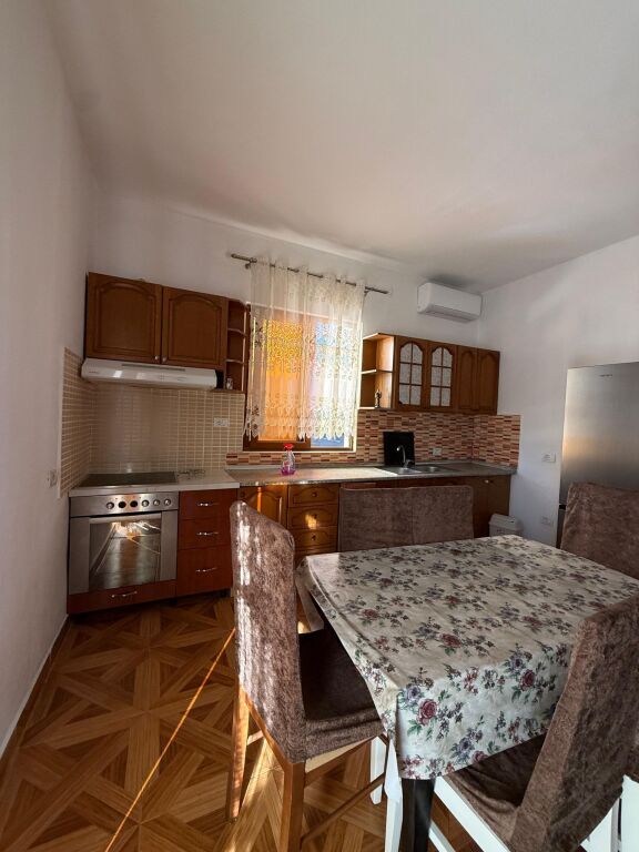 Rent | Shtëpi private 2 + 1+2 | Rruga 5 Maji | 500 €/month