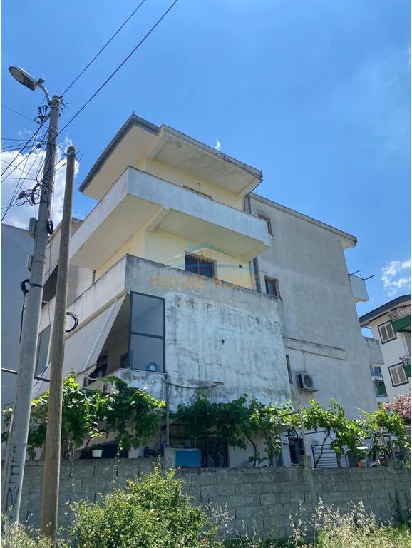 𝐀𝐩𝐚𝐫𝐭𝐚𝐦𝐞𝐧𝐭𝐨 3+1 in vendita, 3° piano di una villa, Shkozë, Tirana