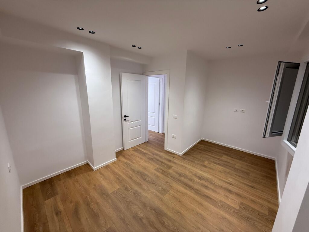 🏡 Shitet Apartament 1+1  📍 Rr. Muhamet Gjollesha (21 Dhjetori)  🏢 Kati 4, me ashensor.  📐 Sipërfaqe: 60 m² neto  💶 Çmimi: 155,000 €