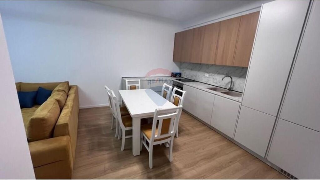 Apartament - Për Qira - Blloku I Vilave, Tiranë