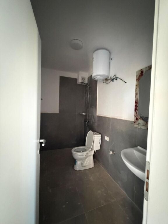 Jepet me qera Vile/ Hotel prapa Casa Italias / Astir