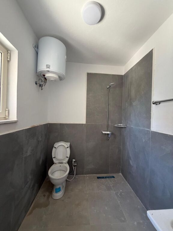 Jepet me qera Vile/ Hotel prapa Casa Italias / Astir