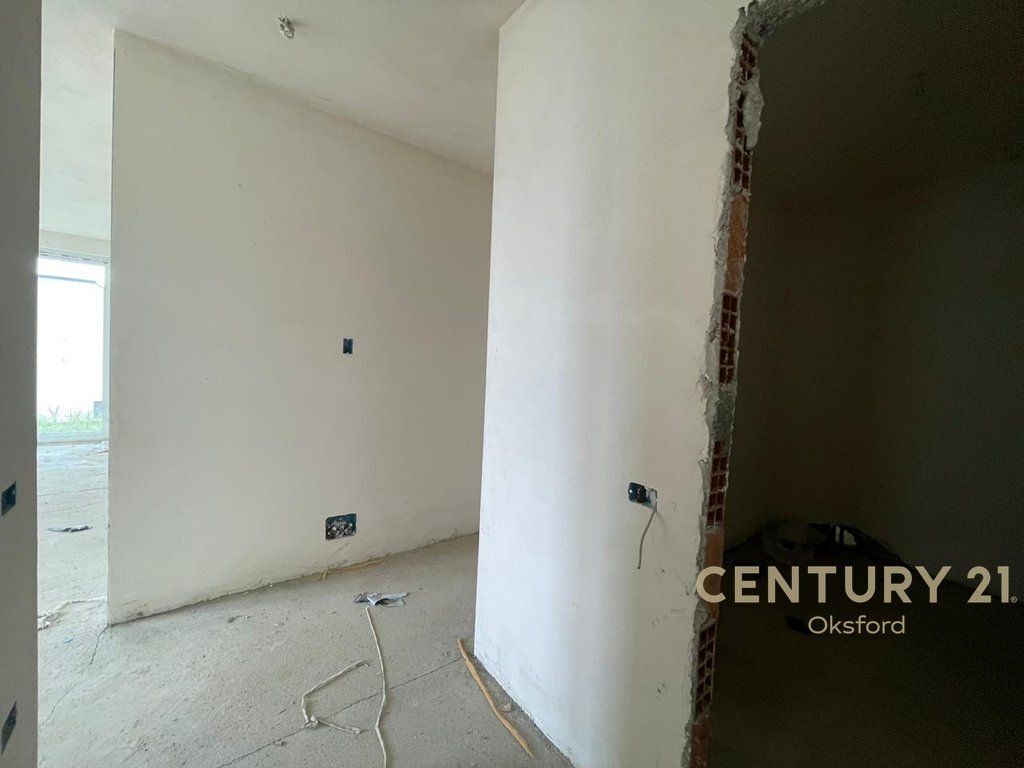 APARTAMENT 3+1+2 ME OBORR PER SHITJE TEK LIQENI I FARKES