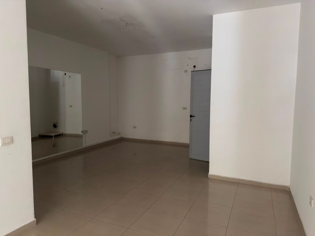 Negozio in affitto a Komuna e Parisit