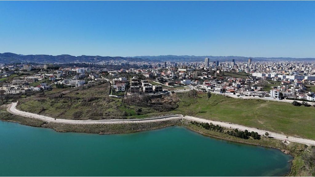 FARKE LAKE, SELLING INDIVIDUAL VILLA WITH POOL
