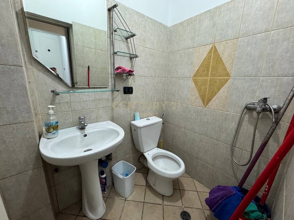 Zyrë me qera në qendër të Tiranës 