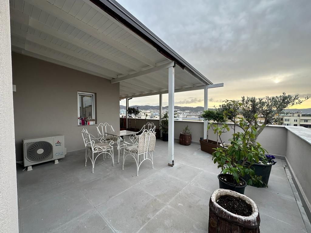 JEPET ME QIRA PENTHOUSE 2+1+2 + VERANDË