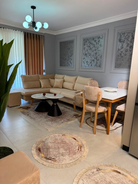 🏡 Jepet me qira apartament 1+1  📍 Kompleksi Tom Doshi, Shkozë, Tiranë 📐 Sipërfaqe: 60 m² 🏢 Kati 4 (pa ashensor)  .  💰 Çmimi: 400 €/muaj