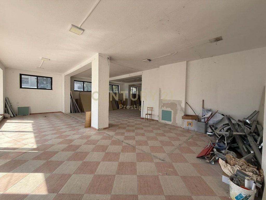 AMBIENT KOMERCIAL ME QIRA, PRANE MINISTRISE SE JASHTME, TIRANE!