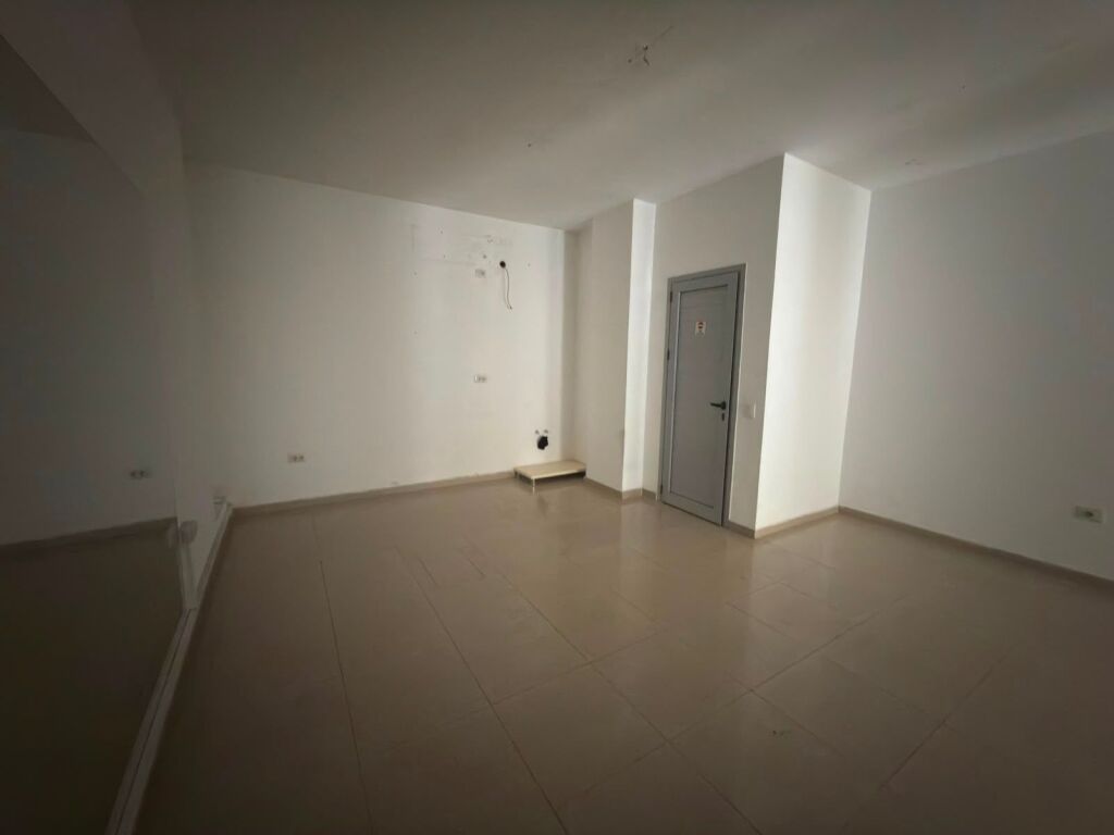 Negozio in affitto a Komuna e Parisit