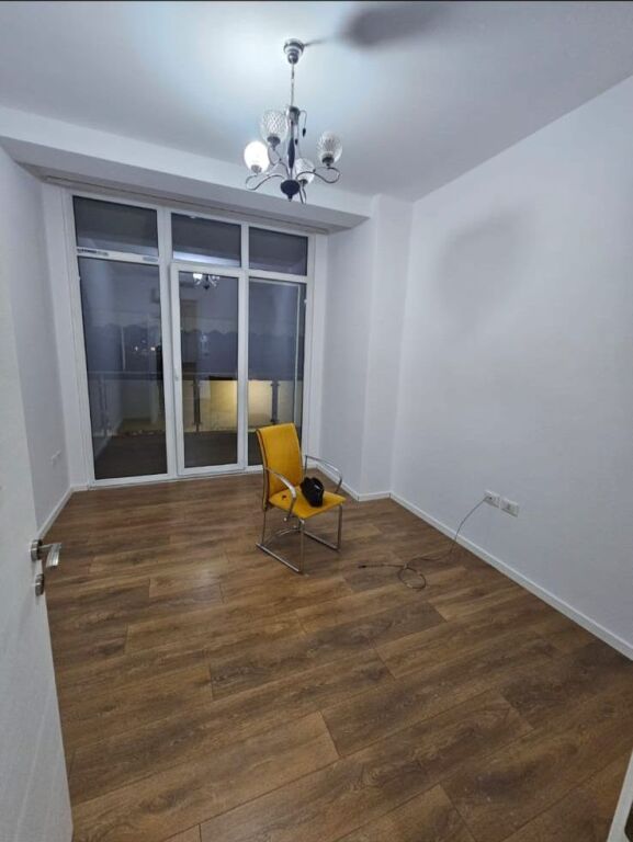 Jepet me qera zyre tek Komuna e Parisit , Kika 2