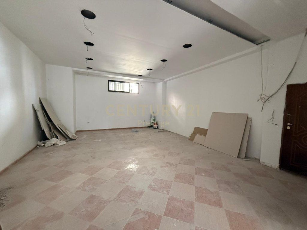 AMBIENT KOMERCIAL ME QIRA, PRANE MINISTRISE SE JASHTME, TIRANE!