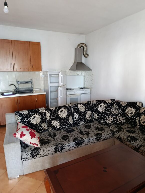 Affitto | Shtëpi private 1 + 1 | Rruga Njazi Meka | 350 €/mese