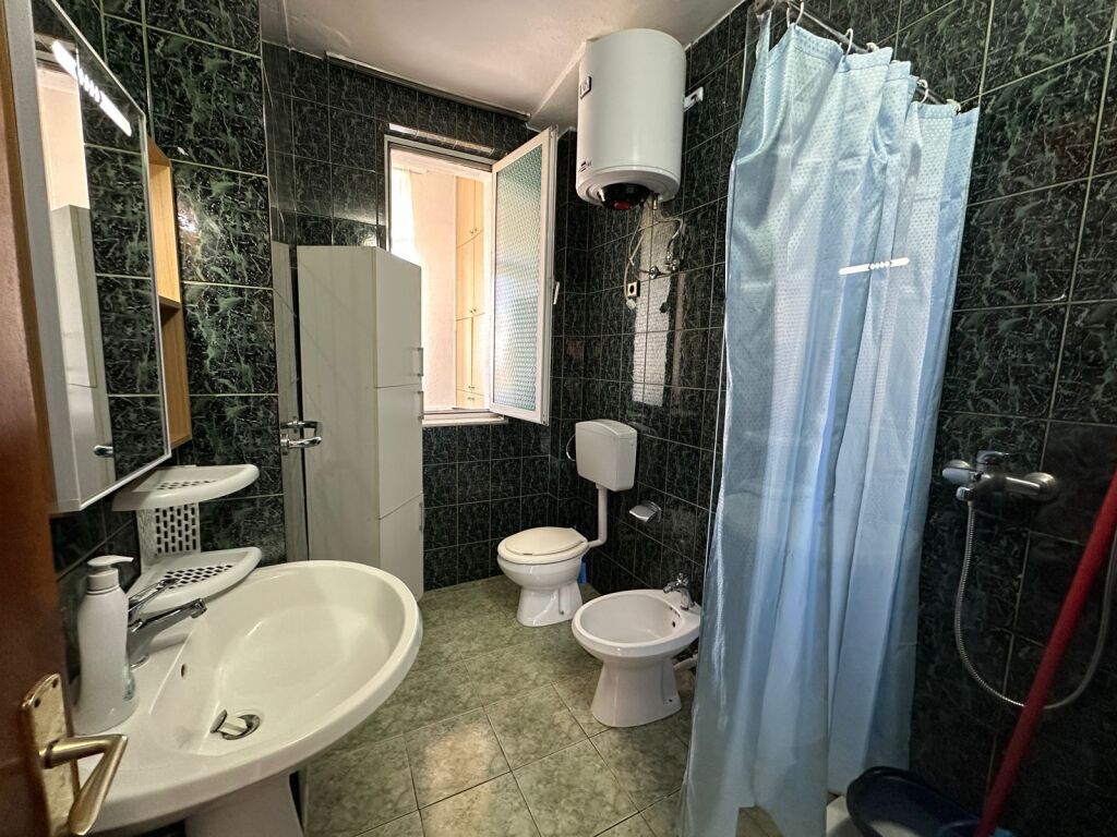 Apartament 2+1 per qira tek Shkolla e Kuqe.