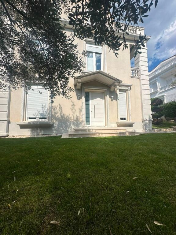 Vilë për shitje në White Houses, TEG