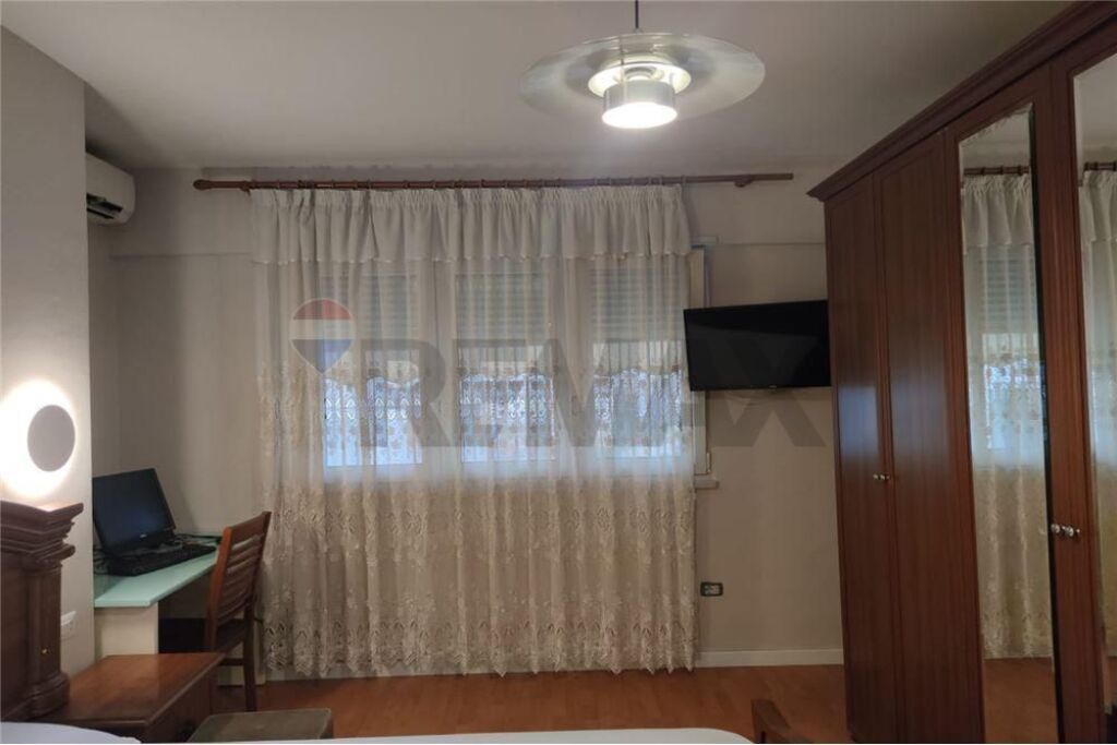 Jepet me qira apartament (1+1) Kristal Center