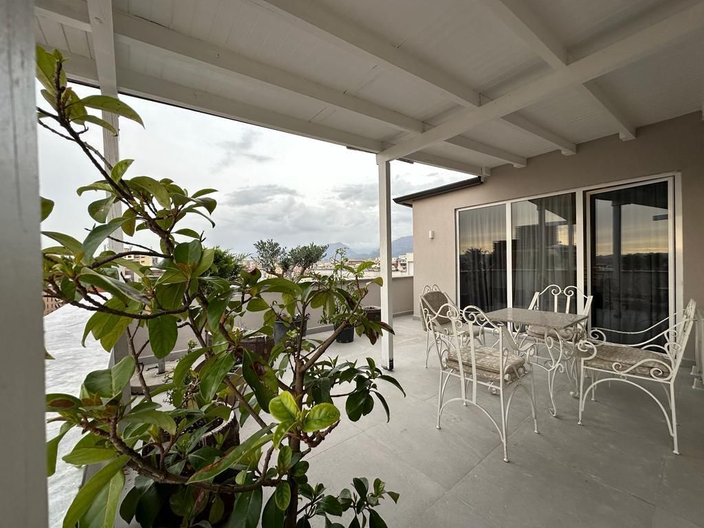 JEPET ME QIRA PENTHOUSE 2+1+2 + VERANDË