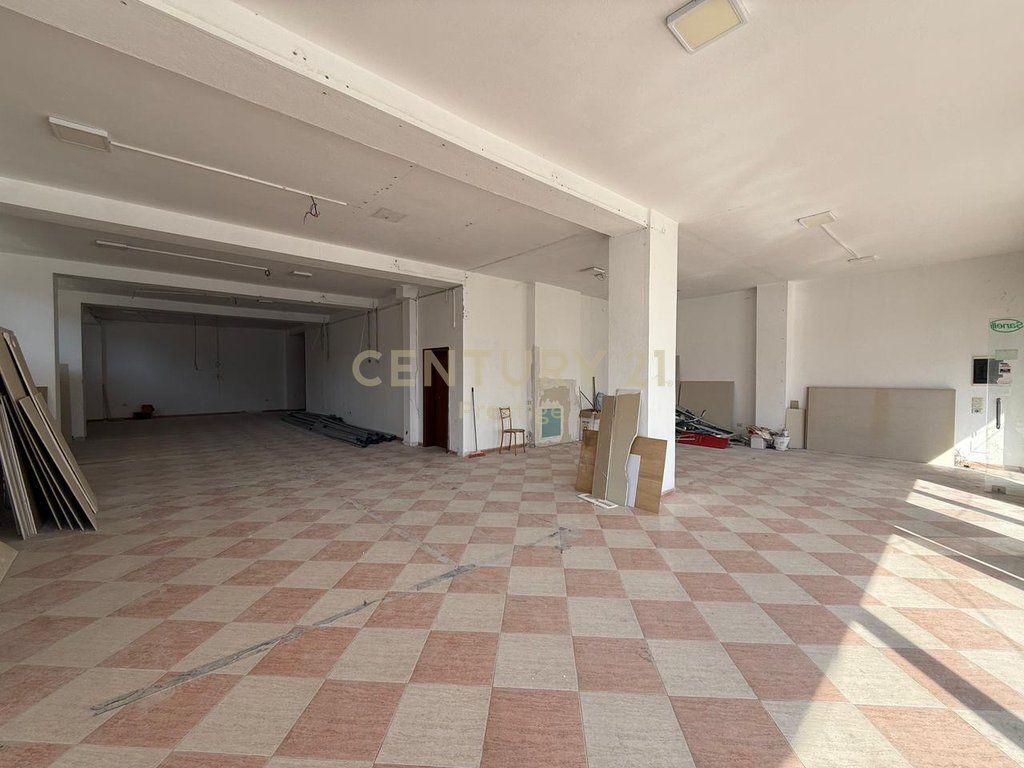 AMBIENT KOMERCIAL ME QIRA, PRANE MINISTRISE SE JASHTME, TIRANE!