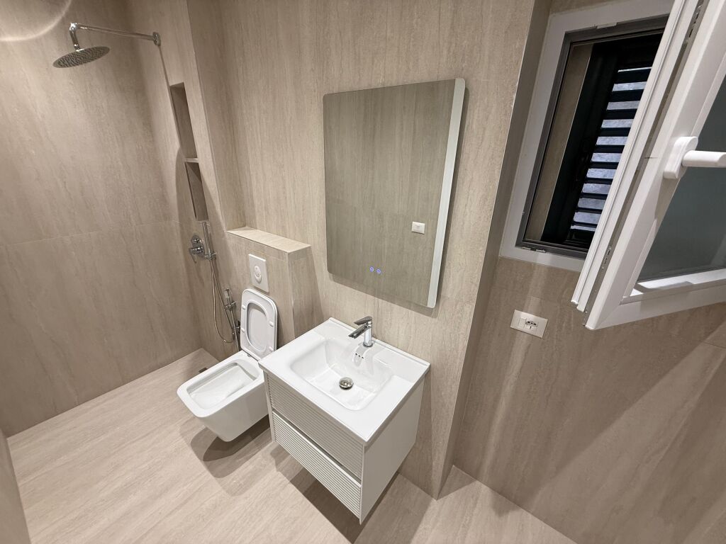 🏡 Shitet Apartament 1+1  📍 Rr. Muhamet Gjollesha (21 Dhjetori)  🏢 Kati 4, me ashensor.  📐 Sipërfaqe: 60 m² neto  💶 Çmimi: 155,000 €